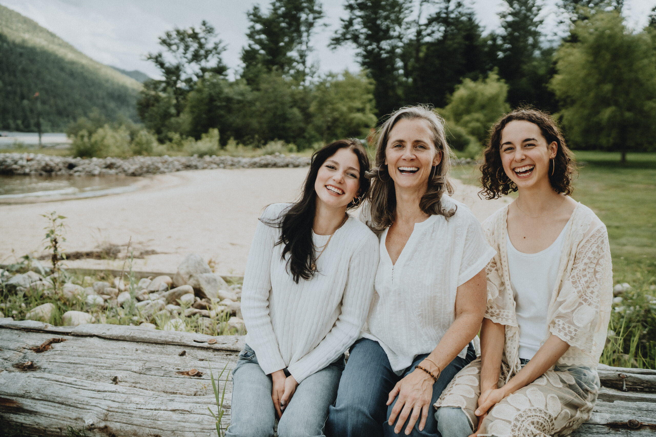 Alannah Hillstrom with her daughters